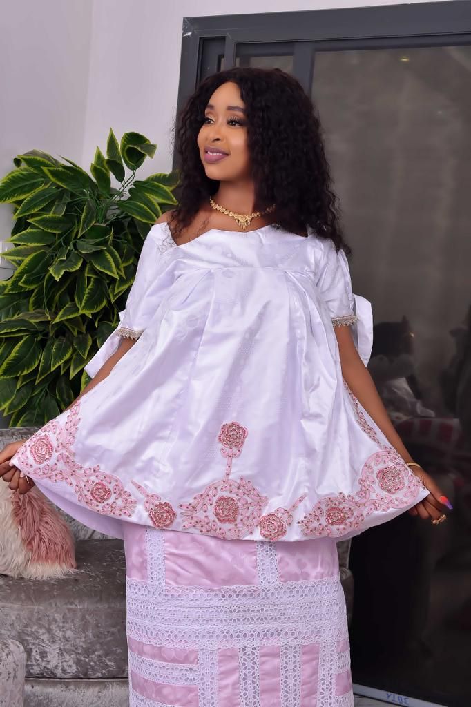Bazin pour femme blanc brodé rose